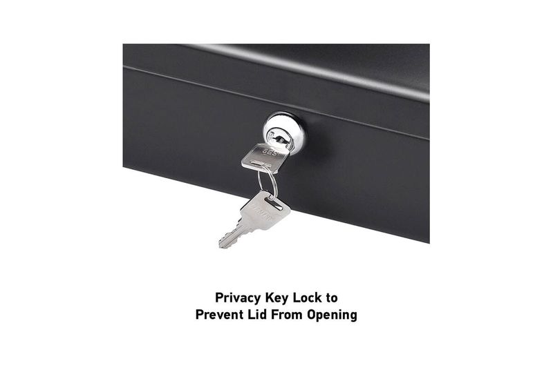 Caja de seguridad de llave Sentry Safe de 0.12 pies cúbicos, primer plano del cerrojo con la llave insertada