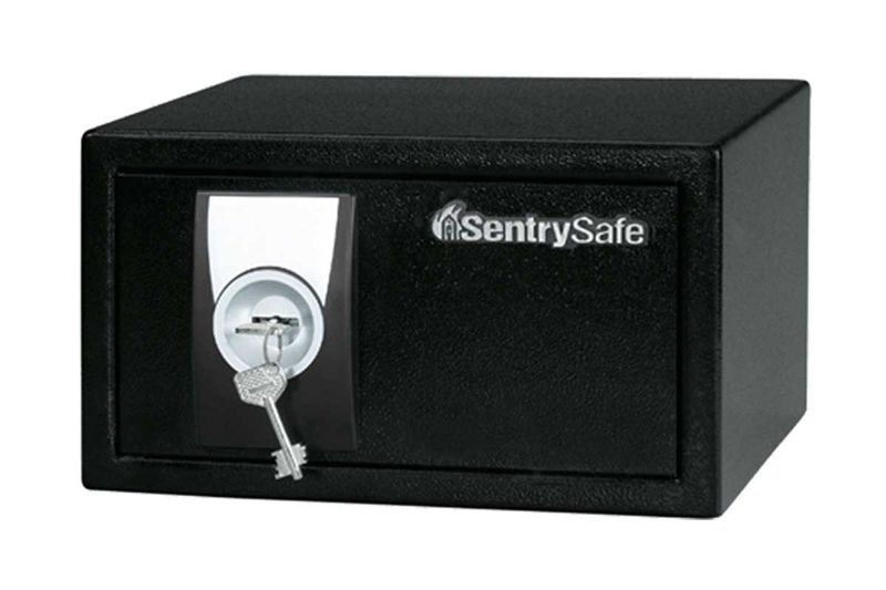 Caja de seguridad de llave Sentry Safe de 0.35 pies cúbicos, vista frontal en color negro con llaves insertadas en la