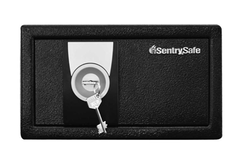 Caja de seguridad de llave Sentry Safe de 0.35 pies cúbicos, vista frontal en color negro con llave insertada en la cerradura