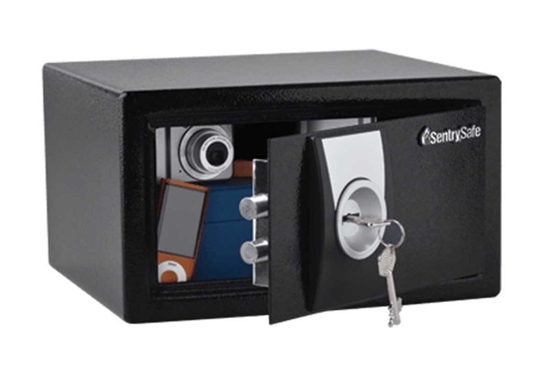 Caja de seguridad de llave Sentry Safe de 0.35 pies cúbicos, abierta con llaves puestas y objetos en su interior