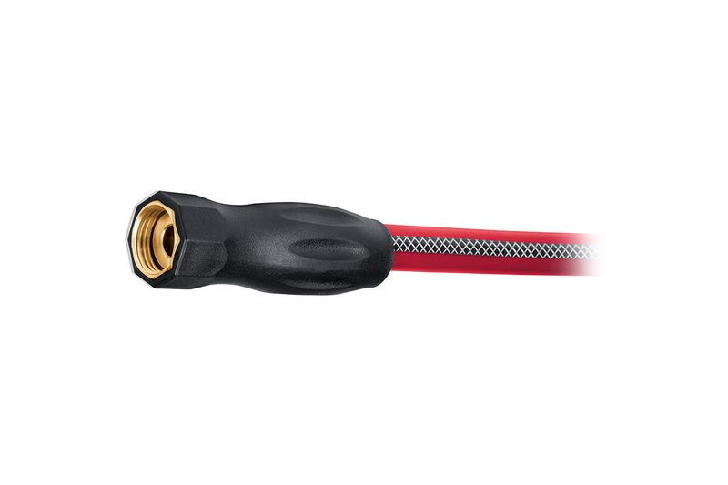 Combo pistola y manguera 1/2 pulgadas x 20 metros 4 capas Truper, primer plano del conector negro y extremo de manguera roja
