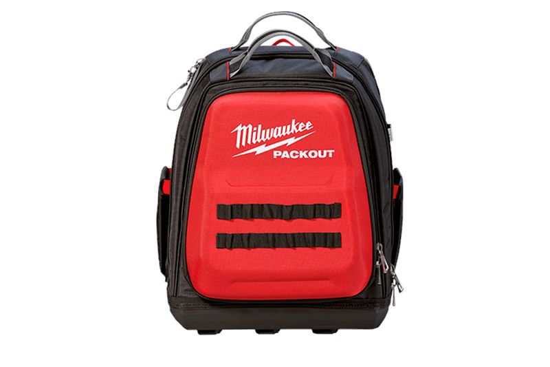 Mochila Packout 48 bolsillos Milwaukee, vista frontal de color negro con panel rojo y logo blanco