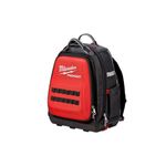 Mochila Packout 48 bolsillos Milwaukee, vista frontal en colores negro y rojo con logo blanco y base rígida negra