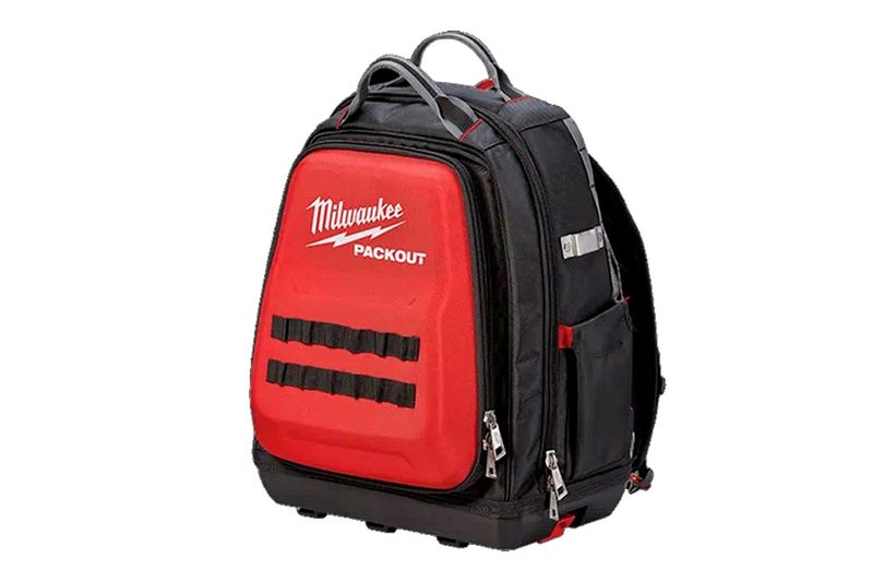 Mochila Packout 48 bolsillos Milwaukee, vista frontal en colores negro y rojo con logo blanco y base rígida negra
