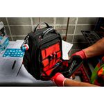 Mochila Packout 48 bolsillos Milwaukee, primer plano de la parte frontal abierta mostrando bolsillos rojos con herramientas