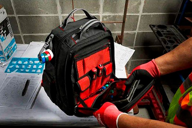 Mochila Packout 48 bolsillos Milwaukee, primer plano de la parte frontal abierta mostrando bolsillos rojos con herramientas
