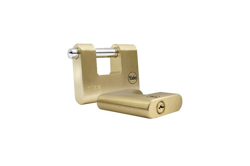 Candado anticizalla Yale de 60 mm bronce, vista lateral del cuerpo metálico y el arco cerrado