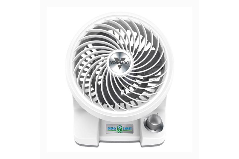 Abanico de mesa circulatorio 8.7 blanco Vornado, vista frontal del equipo con rejilla circular y perilla de control
