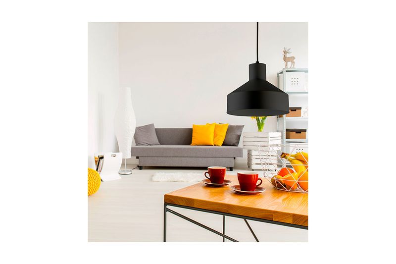 Luminaria colgante lisa 1L E27 60W cable ajust. negro/dorado Blumenau, instalada en comedor sobre mesa de madera