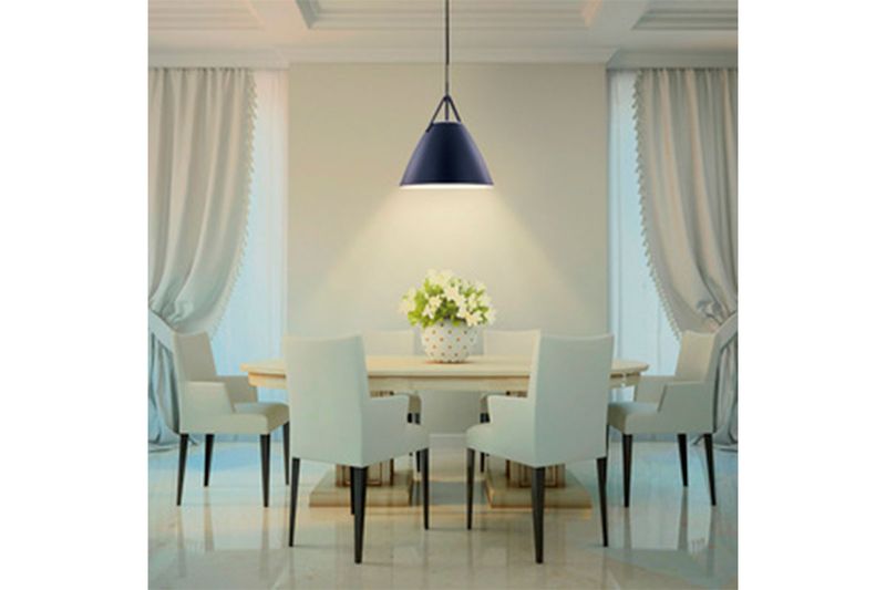 Luminaria colgante Rasalas negro 1L E27 Tecnolite, instalada sobre una mesa de comedor blanca con sillas claras