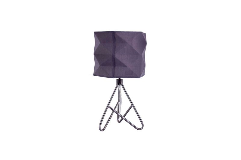 Lámpara de mesa tejido cerámico Concepts, vista frontal con pantalla púrpura geométrica y base metálica plateada