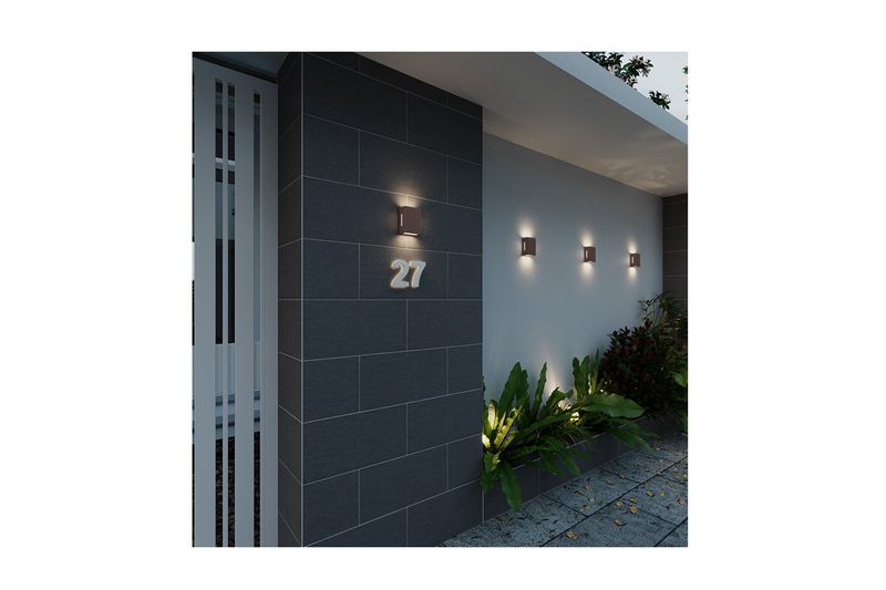 Luminaria exterior pared Fussen2 2xG9 100-240V marrón Blumenau, instalada en muro exterior iluminando camino y número 27