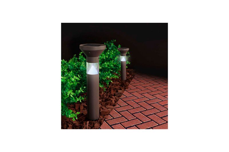 Bolardo LED solar 40 W controlable CCT RGB bronce OneSync Feit Electric, dos unidades instaladas iluminando un sendero