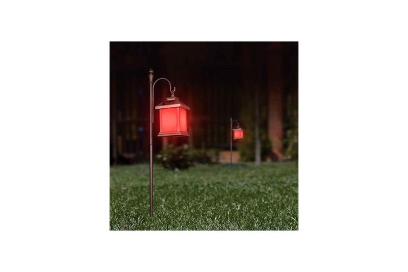 Miniposte LED farol SQ solar controlable CCT RGB bronce OneSync Feit Electric, encendido con luz roja sobre el césped