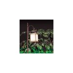 Miniposte LED farol SQ solar controlable CCT RGB bronce OneSync Feit Electric, encendido en un jardín con follaje verde