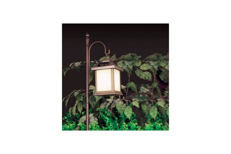 Miniposte LED farol SQ solar controlable CCT RGB bronce OneSync Feit Electric, encendido en un jardín con follaje verde