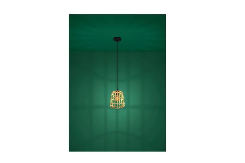 Luminaria colgante Montezuelo 24 cm 1L E27 Eglo, encendida sobre fondo verde oscuro resaltando su estructura dorada