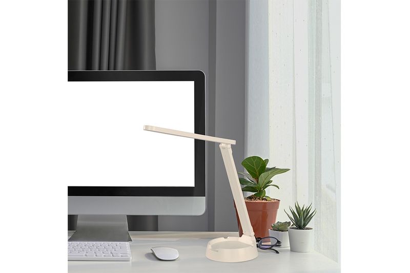 Lámpara de escritorio LED plegable blanco 4 W 6000K/4000K/3000K USB Ikelite, encendida sobre escritorio junto a un computador