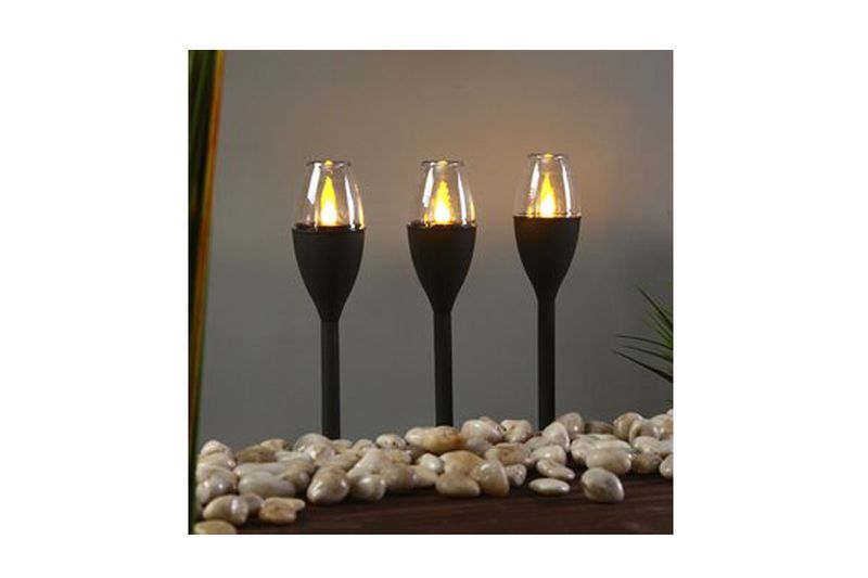 Set 3 piezas estaca solar LED ProGarden, tres lámparas encendidas colocadas sobre piedras decorativas blancas