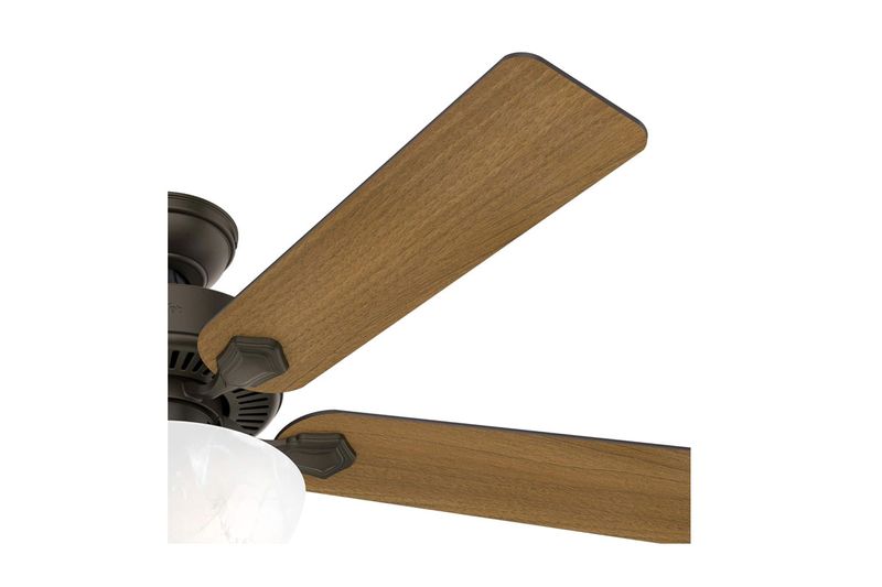 Abanico de techo interior Swanson Bowl 52 pulgadas 1 luces bronce Hunter, primer plano de las aspas de madera y el motor