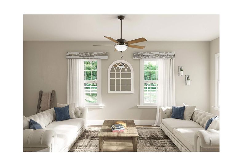 Abanico de techo interior Swanson Bowl 52 pulgadas 1 luces bronce Hunter, instalado en sala con sofás blancos y muebles