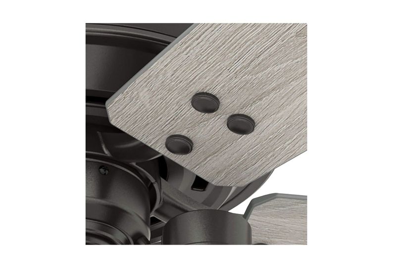 Abanico de techo interior Churchwell 60 pulgadas bronce Hunter, primer plano de la aspa con textura de madera clara