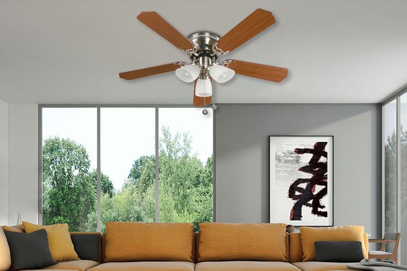 Ventilador de techo interior con luz clásico 42 pulgadas níquel satín 60W Designers Lighting, instalado en salón con aspas
