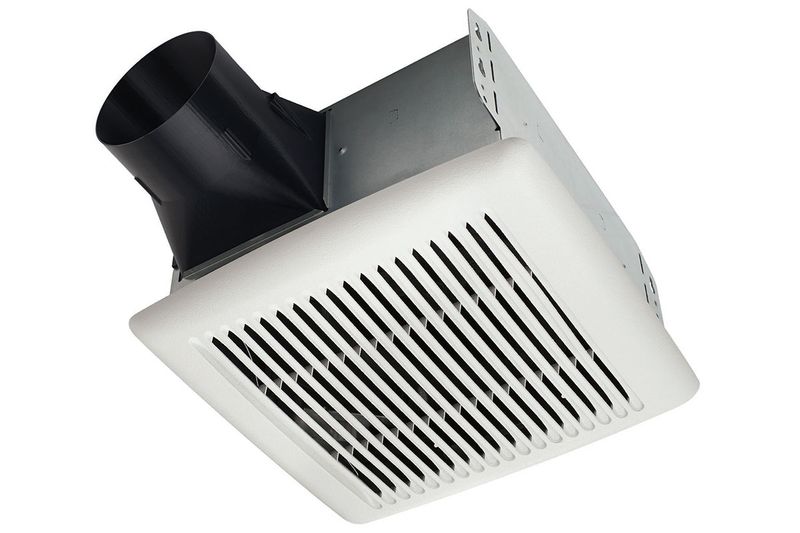 Extractor de aire techo baño 10 pulgadas 110 CFM E-Star Broan, vista diagonal con rejilla blanca y ducto negro