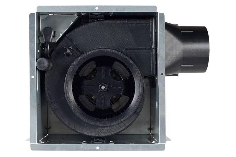 Extractor de aire techo baño 10 pulgadas 110 CFM E-Star Broan, vista cenital del ventilador negro y conducto de salida