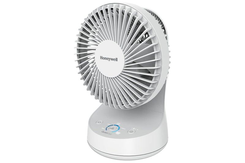 Abanico de mesa oscilante QuietSet 5 HTF337W Honeywell, frente del equipo en color blanco con rejilla circular