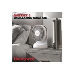 Abanico de mesa oscilante QuietSet 5 HTF337W Honeywell, colocado sobre una mesa de noche junto a una lámpara