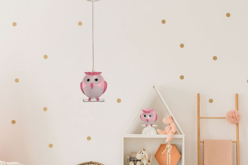 Luminaria colgante infantil búho rosa 1L E27 40W Ikelite, suspendida en una habitación infantil con puntos dorados