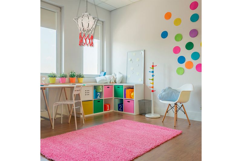 Luminaria colgante infantil basketball 1L E27 40W Ike Lite, instalada en el techo de una habitación infantil blanca
