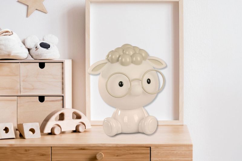 Luminaria mesa infantil ovejita 1 lúmen 2.5 W 5 V 4000 K + RGB Ikelite, lámpara blanca con lentes sobre mesa de madera