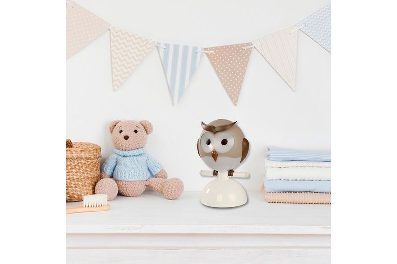 Luminaria mesa infantil búho café 1L E14 5W Ikelite, lámpara con forma de búho sobre repisa junto a un oso de peluche
