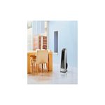 Abanico de torre 35 pulgadas 3 velocidades blanco/silver Lasko, ubicado en un comedor junto a una mesa y sillas beige