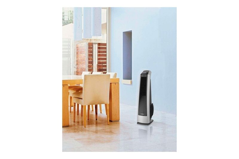 Abanico de torre 35 pulgadas 3 velocidades blanco/silver Lasko, ubicado en un comedor junto a una mesa y sillas beige