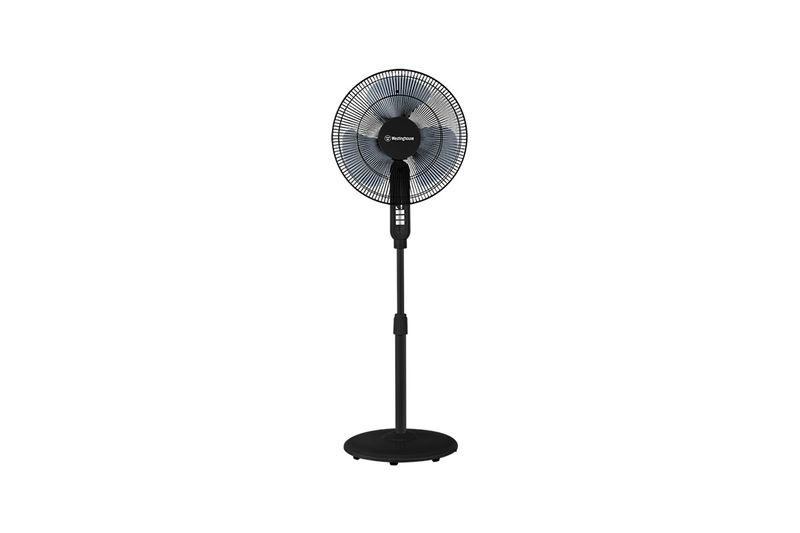 Abanico de pedestal 16 pulgadas 3 aspas 3 velocidades negro Westinghouse, vista frontal completa sobre fondo blanco