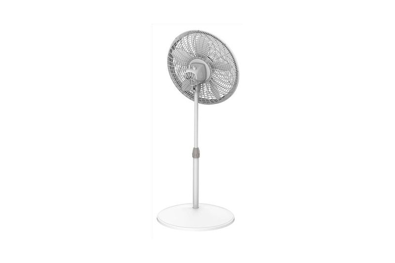 Abanico de pedestal 18 pulgadas 3 velocidades modelo M1820 blanco Lasko, vista frontal completa sobre fondo blanco