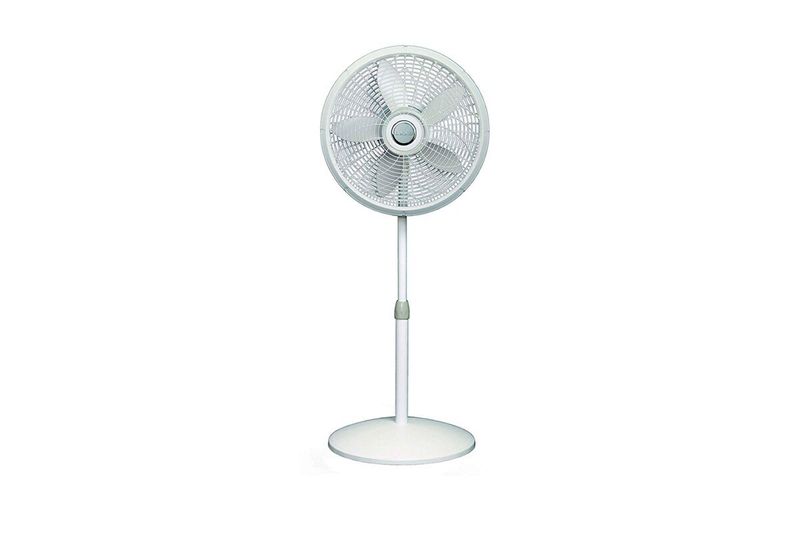 Abanico de pedestal 18 pulgadas 3 velocidades modelo M1820 blanco Lasko, vista frontal completa sobre fondo blanco