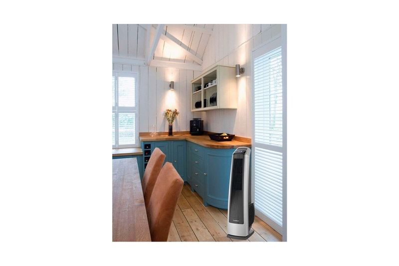 Abanico de torre 35 pulgadas 3 velocidades blanco/silver Lasko, ubicado en una cocina junto a una ventana con persianas