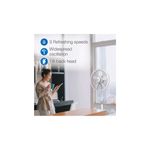 Abanico de pedestal 18 pulgadas 3 velocidades modelo M1820 blanco Lasko, en uso en oficina con iconos de sus funciones