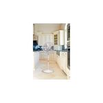 Abanico de pedestal 18 pulgadas 3 velocidades modelo M1820 blanco Lasko, ubicado en una cocina con gabinetes blancos