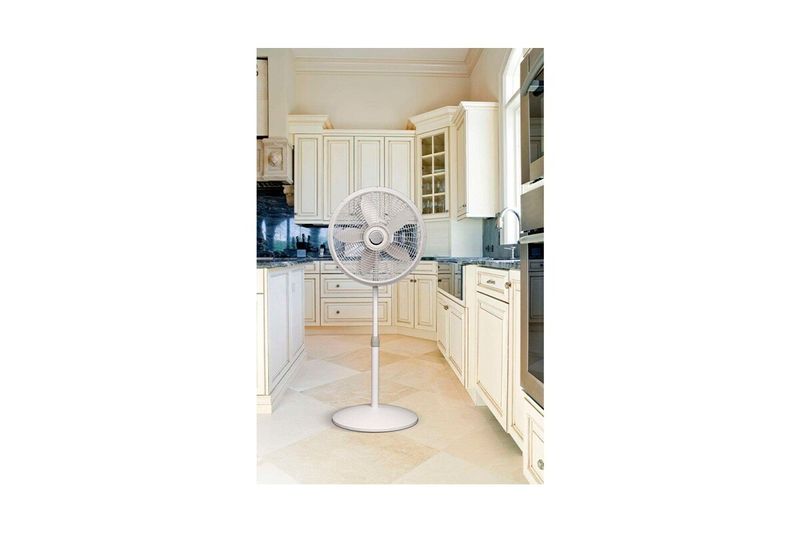 Abanico de pedestal 18 pulgadas 3 velocidades modelo M1820 blanco Lasko, ubicado en una cocina con gabinetes blancos
