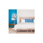 Abanico de pedestal 18 pulgadas 3 velocidades modelo M1820 blanco Lasko, ubicado en una habitación junto a una cama