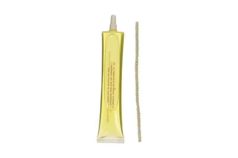 Aceite para ventiladores Hunter, tubo amarillo con boquilla blanca y aplicador de algodón al lado