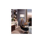 Lámpara de piso Lantada 1 L E27 madera/beige Eglo, ambientada en sala junto a un sillón negro y escritorio blanco