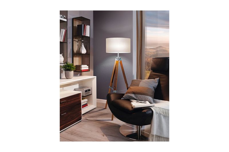 Lámpara de piso Lantada 1 L E27 madera/beige Eglo, ambientada en sala junto a un sillón negro y escritorio blanco