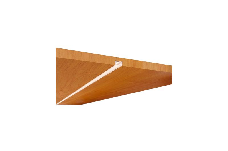 Perfil de aluminio lineal individual 1 m 17 x 9 mm blanco Blumenau, instalado en madera con luz LED encendida