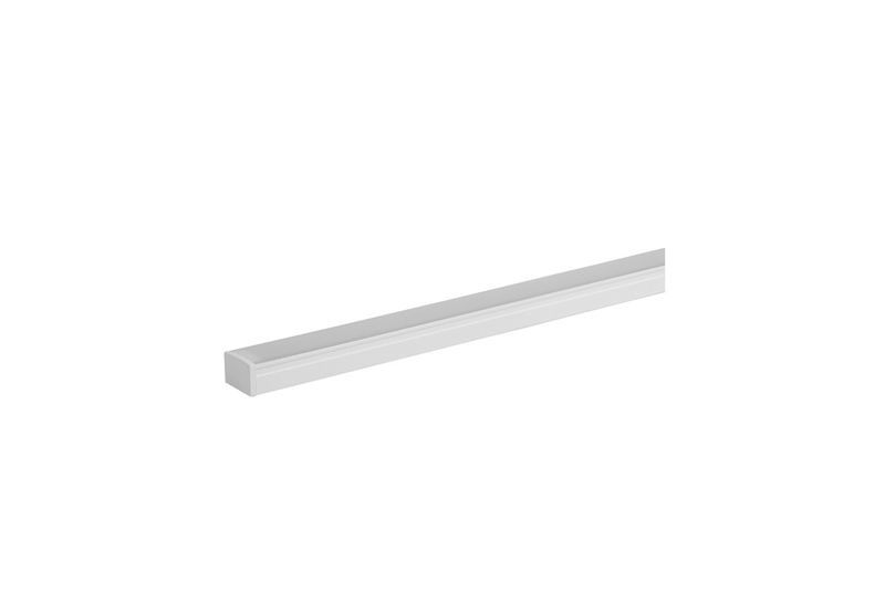 Perfil de aluminio lineal individual 1 m 17x9 mm blanco Blumenau, vista diagonal del riel extendido sobre fondo blanco